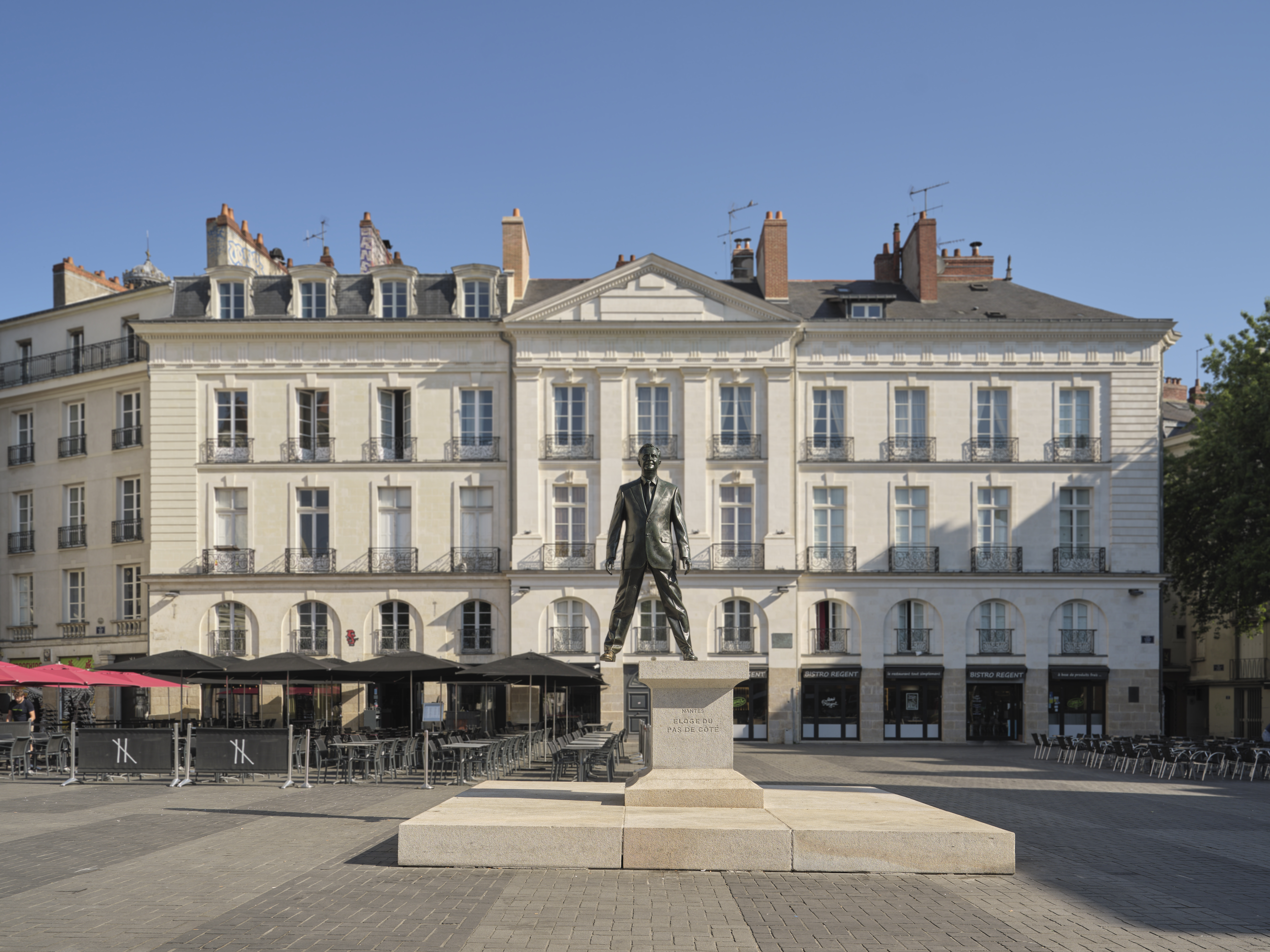 ifla-world-congress-2025-technical-tours_philippe-ramette-eloge-du-pas-de-cote-place-du-bouffay-nantes-le-voyage-a-nantes-2023-philippe-piron-_-lvan.jpg